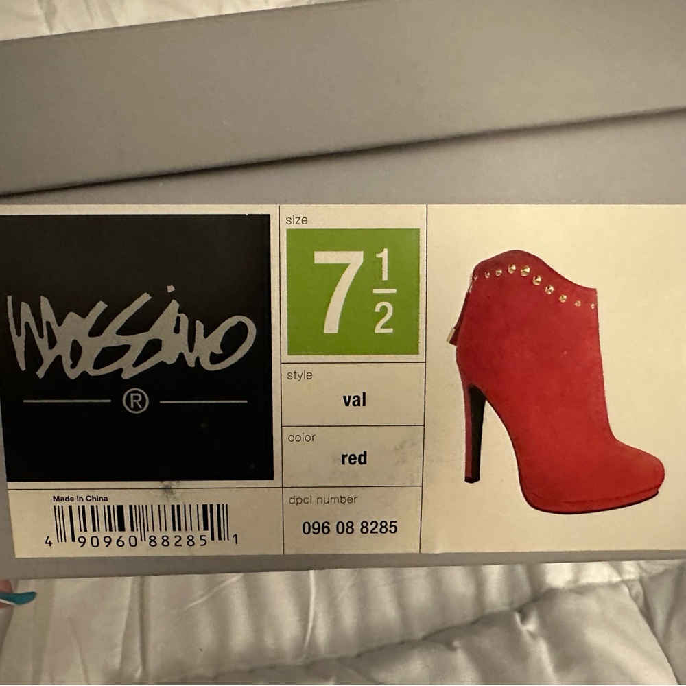 MOSSIMO SEXY RED HEELED BOOTS SIZE 7.5